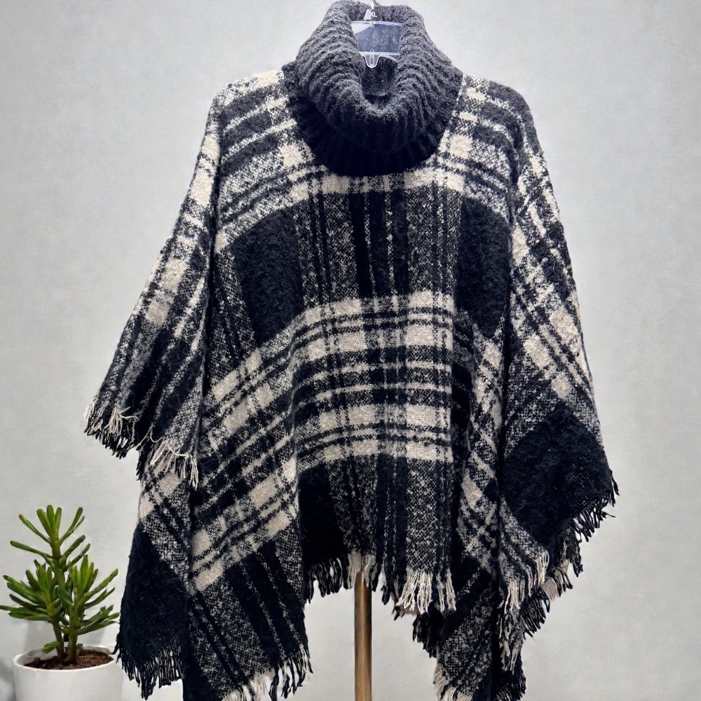 Like NEW! Steve Madden Black and White Sweater Poncho